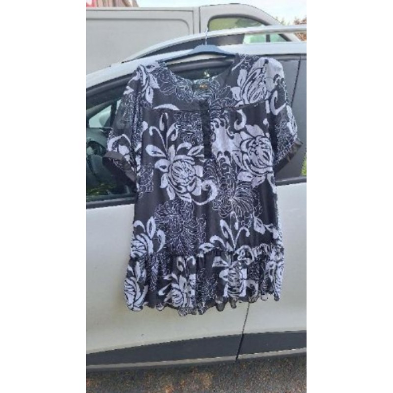 Tunique longue bas volant noir et blanc taille XL