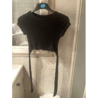 crop-top noir avec ceinture...
