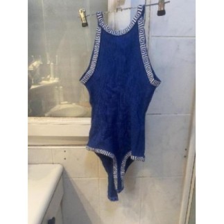 body bleu avec motifs...