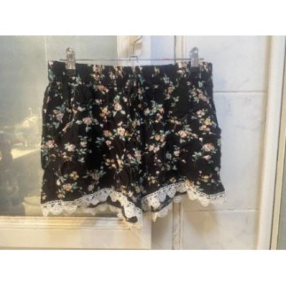 short noir fleuri à...