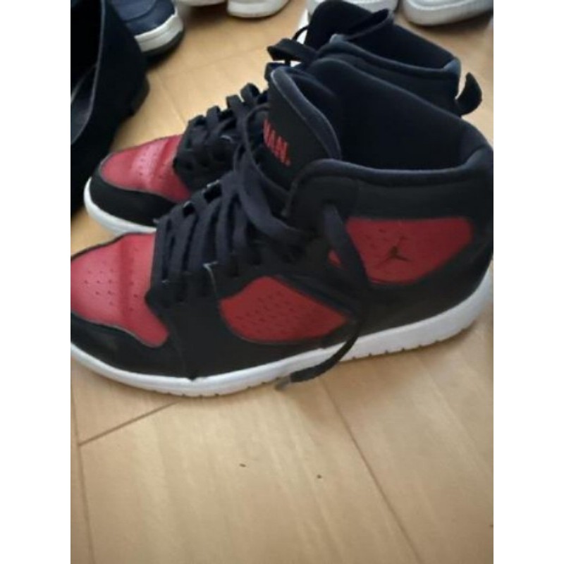 Baskets montantes marque Jordan rouge et noir 