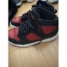 Baskets montantes marque Jordan rouge et noir 