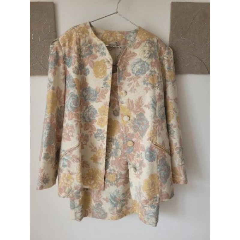 Tailleur jupe + veste écru à fleurs rose et bleu avec poches manches longues, sans marque,  taille 4