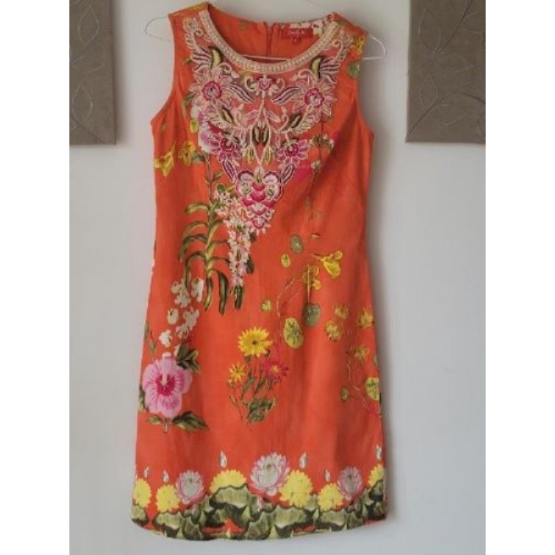 Robe sans manches orange brodée et imprimé fleurs jaune,verte et fushia. Marque Derhy. Taille S