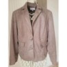 Veste couleur uni marron glacé .2 boutons devant + 2 vrai poches. Marque Armand Thiery. Taille 46