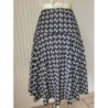 Jupe motif rond noir et blanc. Taille 44 élastique. 2 fausses poches. Marque Armand Thiery 