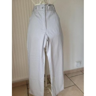 Pantalon gris clair, poches...