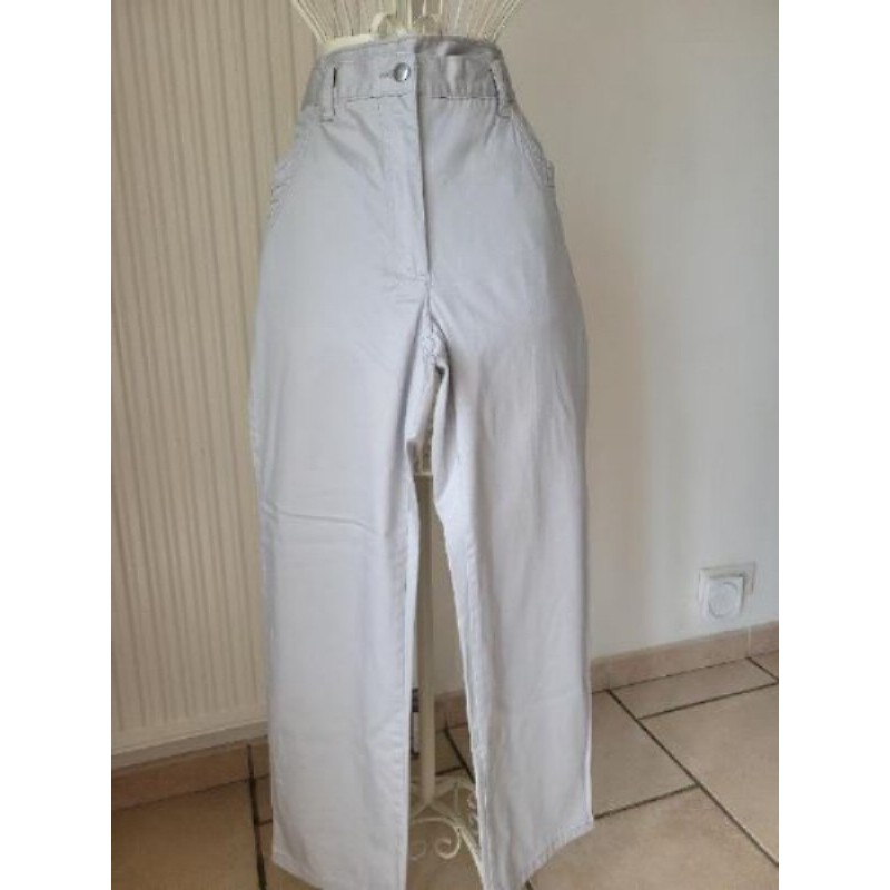 Pantalon gris clair, poches avant et arrière. Sans marque. Taille 42