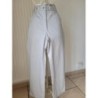 Pantalon gris clair, poches avant et arrière. Sans marque. Taille 42