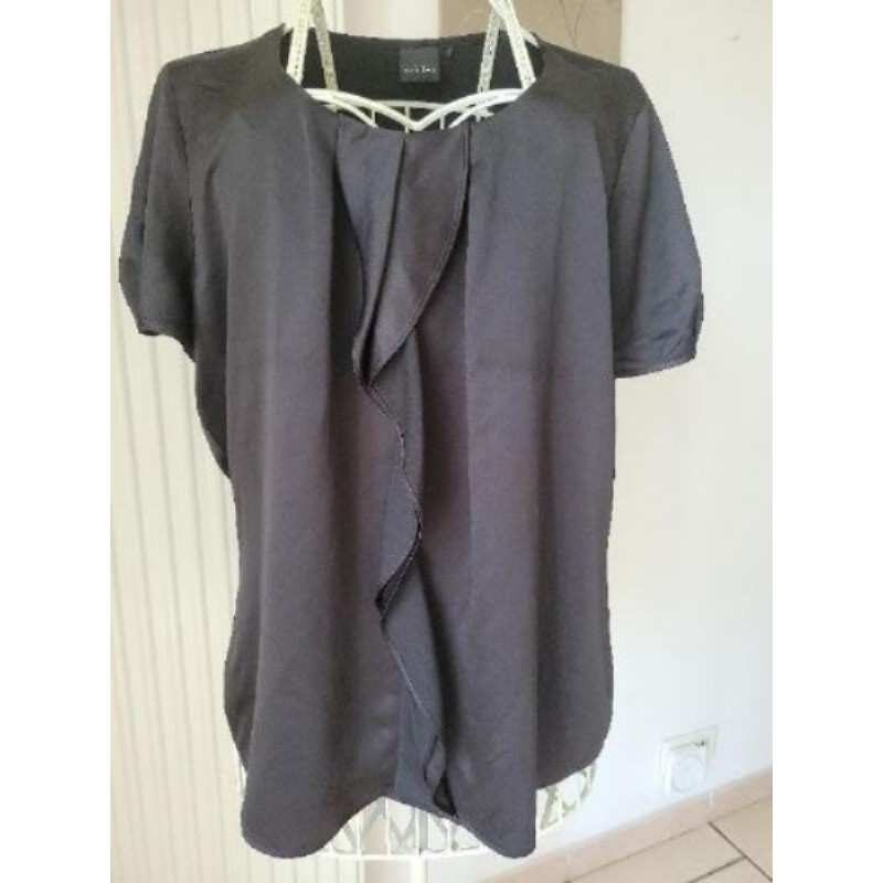 Haut noir manches courtes, volant devant. C&A. Taille 46