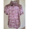 Chemisier motif rond violet, blanc et bleu  à petits boutons violet. Manches courtes. Marque 3 Suiss