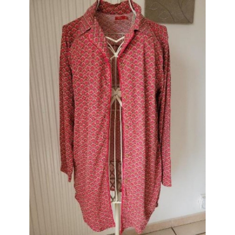 Chemise de nuit, manches longues, boutonnage devant. Neuve. Marque Tissaia. Taille M. Motifs rouge e