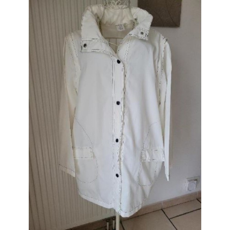 Imperméable femme blanc à boutons pressions devant. Capuche dans le col . Manches retirable par une 