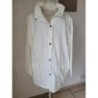 Imperméable femme blanc à boutons pressions devant. Capuche dans le col . Manches retirable par une 