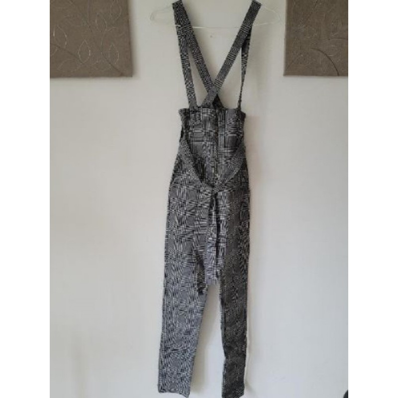 Pantalon combinaison à bretelles cadriller gris et blanc. Taille S. Sans marque. Fermeture éclair, c