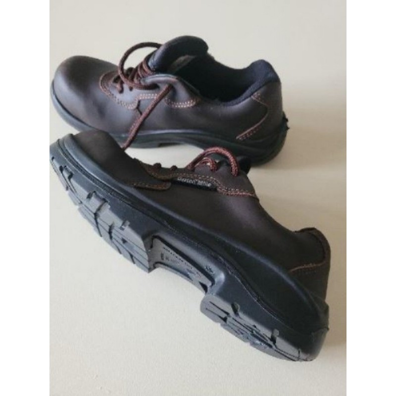 Chaussure de sécurité basse neuve marron. Marque Gaston Mille. 37