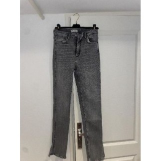 Jeans gris à fente Zara...
