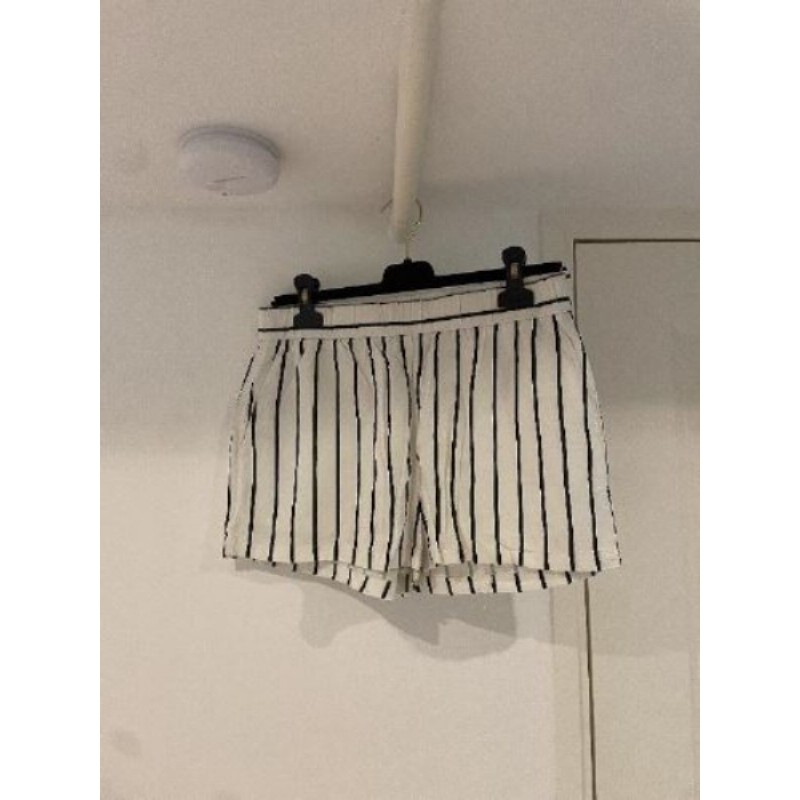 Short à rayure blanc et noir taille 36
