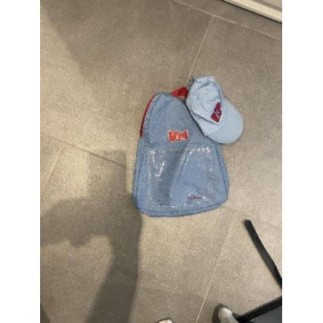 Sac bleu et casquette 