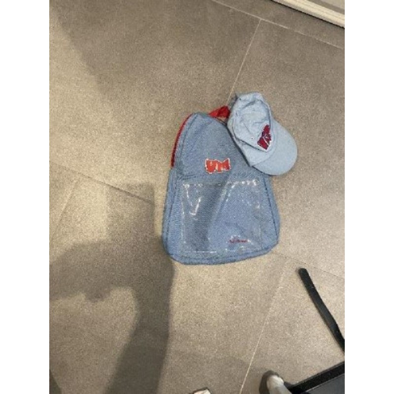 Sac bleu et casquette 