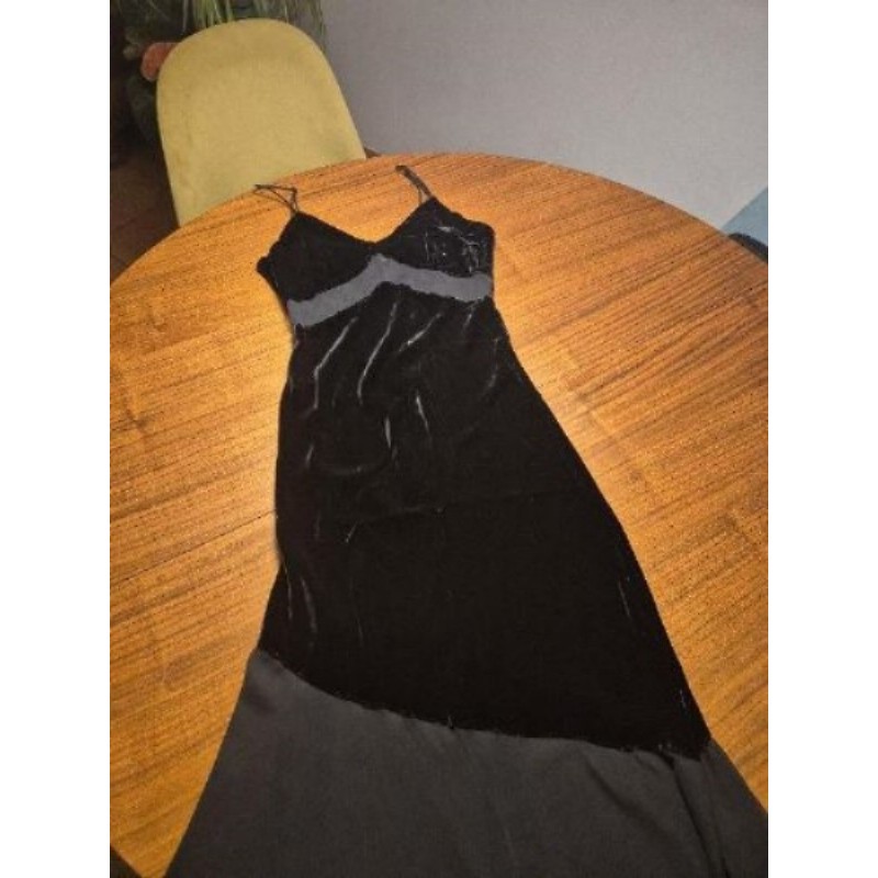 Robe velours et voilée noire