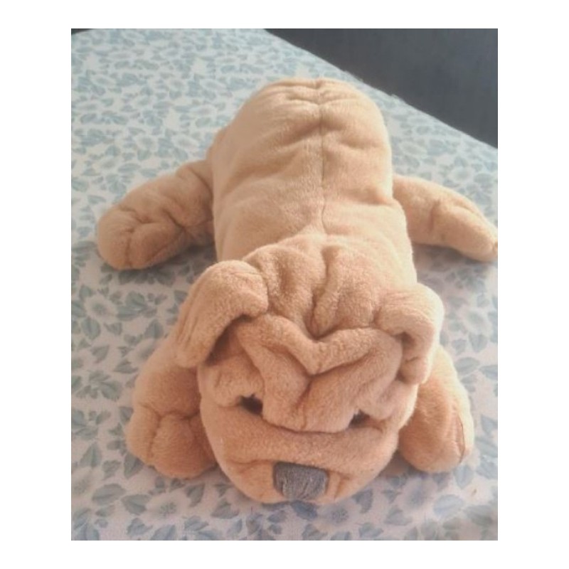 Peluche chien sharpei, marron clair, marque aux nations, taille 30cm en longueur et 15 cm en hauteur