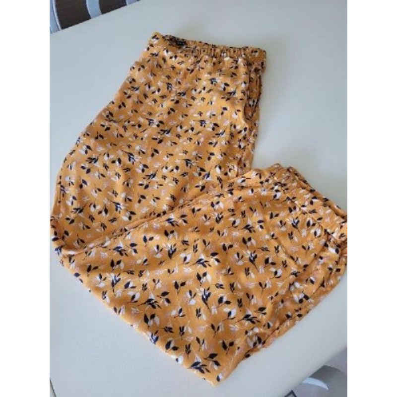 Pantalon moutarde à feuilles noires et blanches 