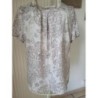HAUT Motif beige col rond. Manches courtes. C&A. 48