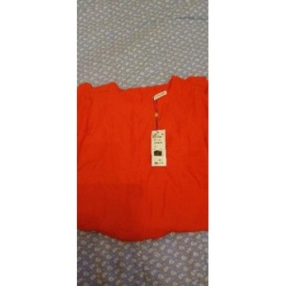 Robe rouge neuve cache...