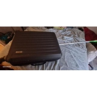 Valise moyenne grise. Une...