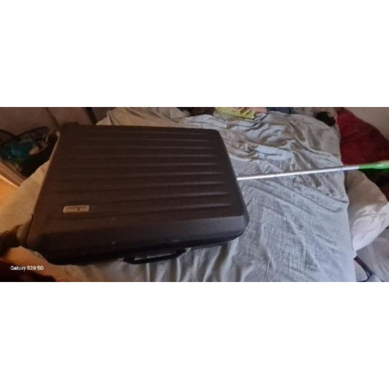 Valise moyenne grise. Une des roue est usée. La valise reste fonctionnelle  