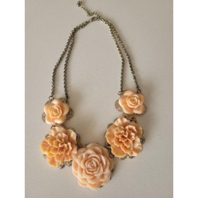Collier à fleurs orange pastel