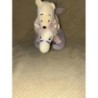 Peluche wini l’ourson sur un cheval à bascule 