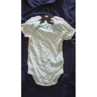 Lot 3 bodies neufs 12 mois...