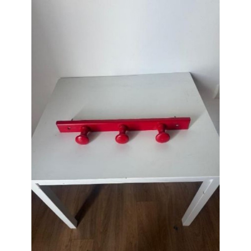 Porte-manteau mural rouge 