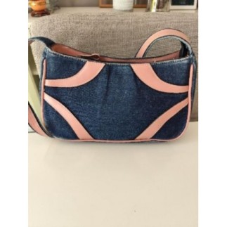 Cuir et jeans porté epaule