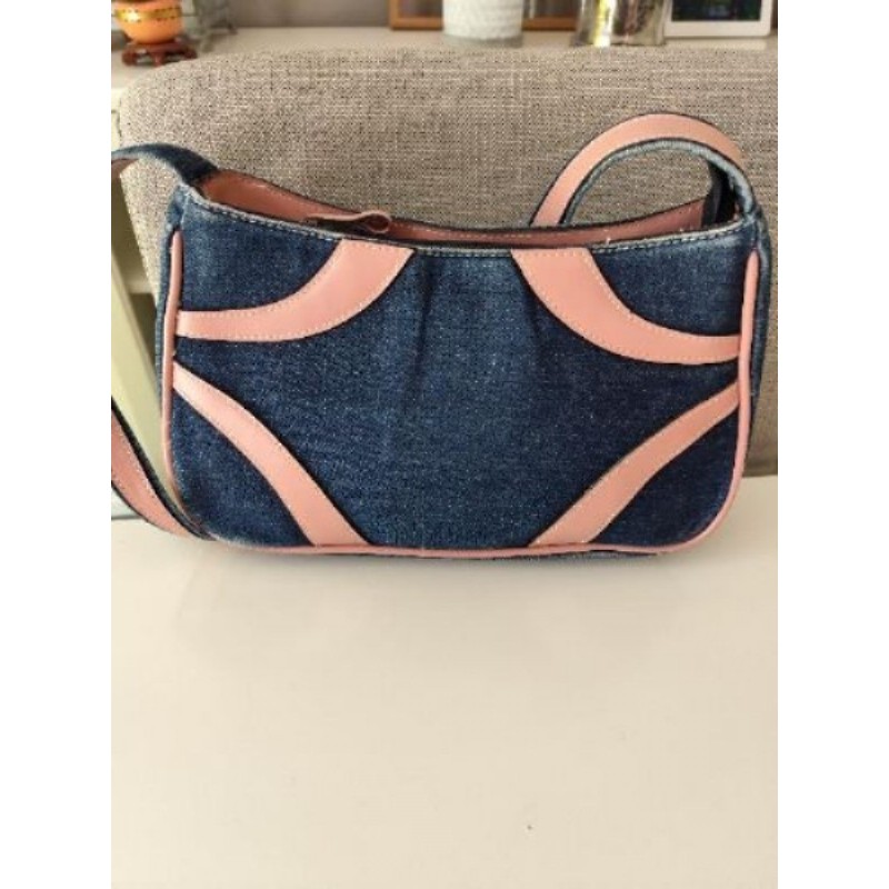 Cuir et jeans porté epaule