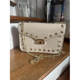 Sac à main  en cuir beige et clouté Christian laurier