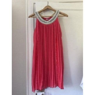 Robe plissée et broderie...