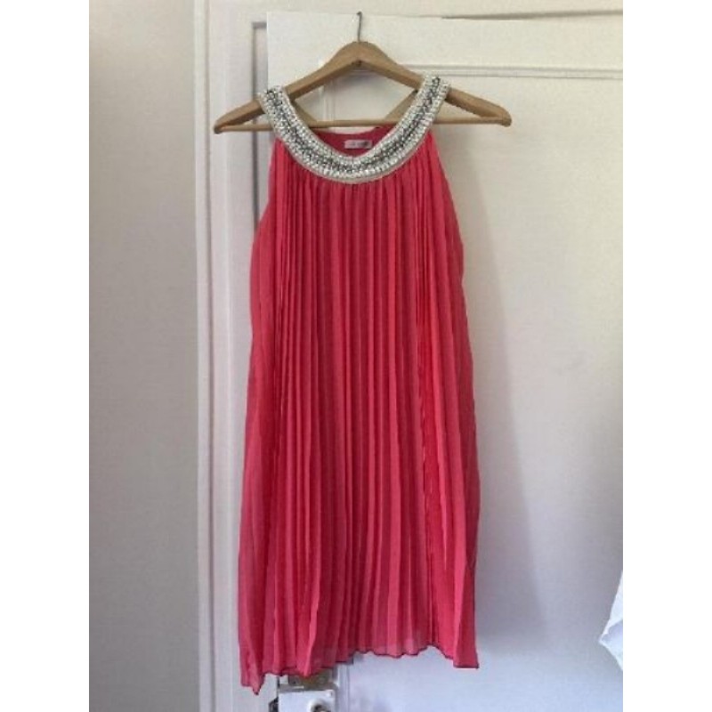 Robe plissée et broderie perles