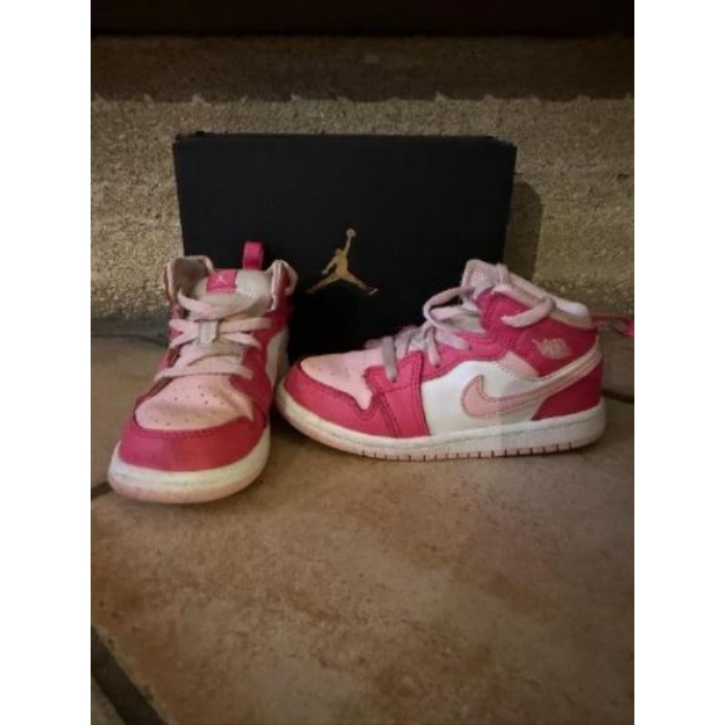 Paire de Jordan fille rose et blanche taille 26 (prix neuf 70€)