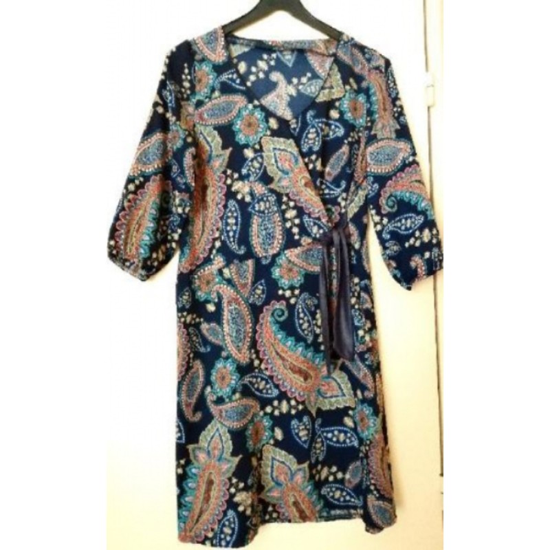 Robe Foulard Courte Noeud devant  T38/40 Manches 3/4 Fond Bleu Marine Arabesques couleur