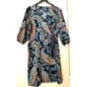 Robe Foulard Courte Noeud devant  T38/40 Manches 3/4 Fond Bleu Marine Arabesques couleur