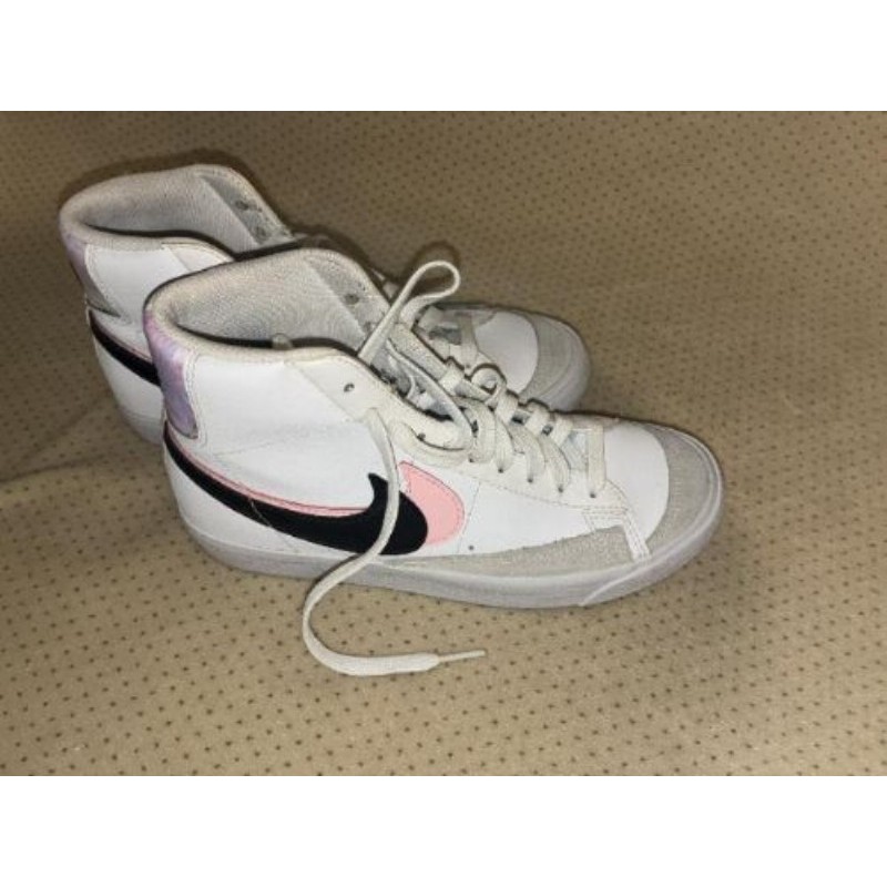 Baskets montante Nike blanche  virgule noir et rose  taille 37,5