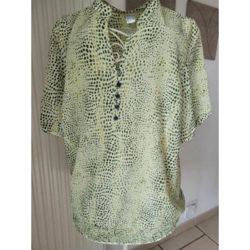 Chemisier manches courtes vert d'eau à col V 5 boutons devant. Taille 46. Sans marque 