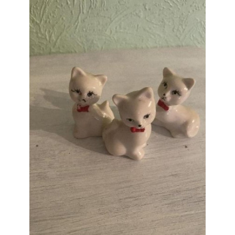 Petits chats en porcelaine 