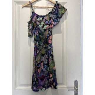 Robe noire et fleurs cache...