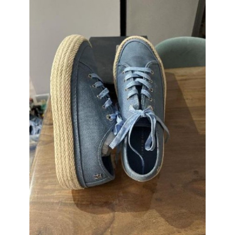 Basket bleu neuve Tommy t39