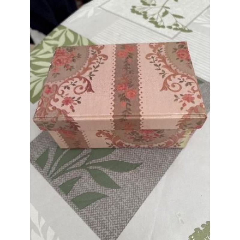 Petite boîte en carton marron à fleurs 