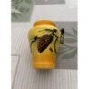 Petit vase jaune avec abeille en relief